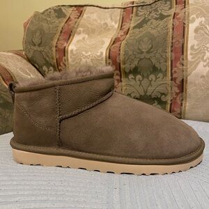 UGG Men Classic Mini Boot. Size 10 Men 
N19-11